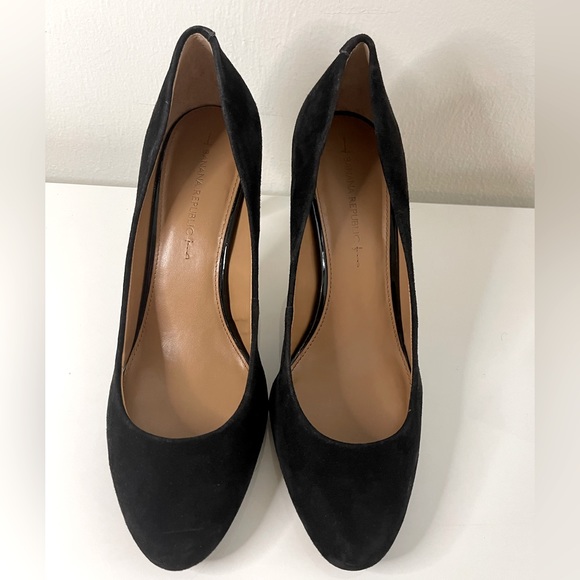 Banana Republic black suede pump. Size 11 - Picture 5 of 7
